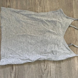 Grått linne - Aldrig använt. Dubbelt tyg vid bröstet.