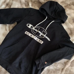 svart hoodie - i storlek herr medium. Använd få gånger men se ”bild 3” så har de råkat smält lite.