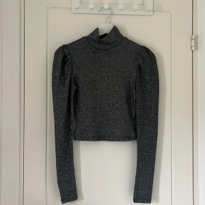 Fest topp! - Supersnygg glittrig topp! Knappt använd, inga defekter! Hör av dig vid frågor eller fler bilder💗💗