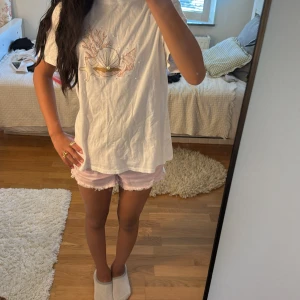 Vit t-shirt med snäckmotiv - Säljer en jätte mysig T-shirt från h&m. Den är perfekt att ha till stranden eller en vanlig dag. Den är i storlek M och säljs för att den är för stor för mig. Kom gärna med prisförslag och frågor! ❤️