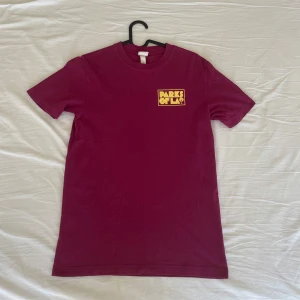 T-shirt - T-shirt med tryck fram och bak. 