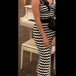 Matchande set - Ett virkat set som är svart o vitrandigt, super snyggt och bekvämt😍