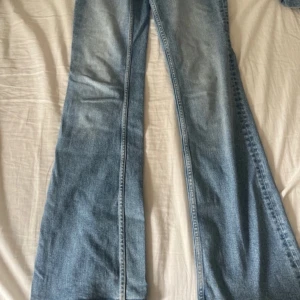 Bootcut jeans från Lindex, ljusblå - Sååå snygga Ljusblå bootcut jeans från Lindex i klassisk denim. Modellen har utsvängda ben och normal passform, perfekt för dig som gillar retrovibbar. Tillverkade i bomull med snygga sömmar och klassisk femficksdesign., tyvärr för små men hoppas gärna någon annan älskar dom lika mycket som jag gjorde, kunde tyvärr bara använda dom 2 gånger