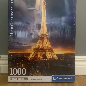 High Quality Collection: Eiffel Tower (1000 Puzzle) - Utmana dig själv med detta 1000-bitars pussel av Eiffeltornet i Paris! Perfekt för dig som gillar att koppla av, träna hjärnan och skapa något snyggt att hänga upp. Inkluderar även en poster. En rolig aktivitet för både ensamkvällar och kompisar. Detta puzzel är helt oöppnat💕