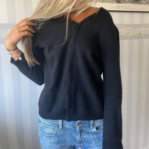 Kashmir v neck tröja  - Den är i 100% Kashmir i det skönaste tyget jag någonsin känt. Så mysigt att ha på sig✨håller en super varm på hösten och vintern 
