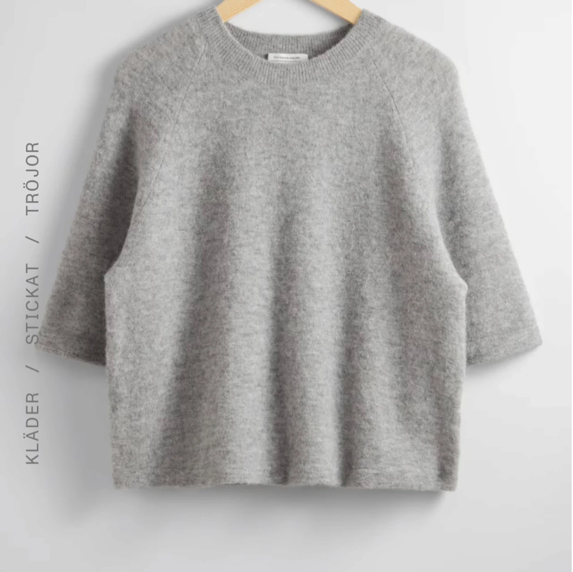 Grå stickad tröja med halvärm
