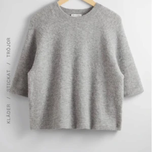 Grå stickad tröja med halvärm - Mysig grå stickad tröja med rund halsringning och halvärmar. Från &other stories