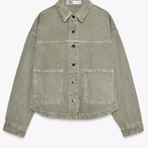 Grön  jeansjacka från Zara - Populär grön jeans  jacka från zara använd fåtal gånger och sälj pågrund av att den inte kommer till användning!!