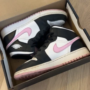Nike Air Jordan 1 Mid svart/vit/rosa - Nike Air Jordan 1 Mid i svart, vitt och rosa. Storlek 37,5. Fint skick men lite smutsiga men det går att få bort💗