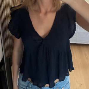 Mörkblå topp - Säljer denna jätte söta mörkblåa toppen från Nelly då den tyvärr inte används💕Storlek S och har använts ca 2 gånger💗