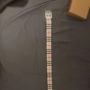 Bälte  - Säljer ett stilrent bälte  med deras ikoniska mönster. Kommer i originalforpackning. Helt ny aldrig använd. OBS PRIS KAN DISKUTERAS OCH SKRIV FOR FLER BILDER 