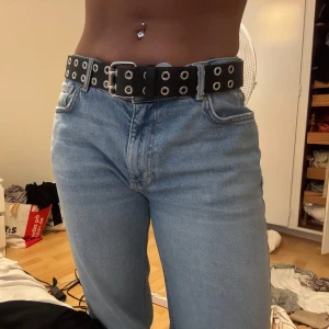 Svart bälte med nitar från Gina Tricot - Svart bälte från Gina tricot. One size. Använd enstaka gång :)