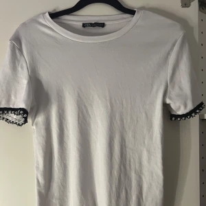  Zara - Vit tshirt med pärldetaljer