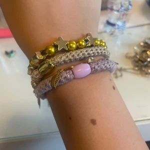 Mix av armband, örhängen,ett halsband och ringar - Säljer armband, två kknekki, hårklam, scrunchie, örhängen,ett halsband och ringar. Perfekt för dig som gillar att mixa och matcha. Smycke är guld och silver. Du kan be om mera bilder. 