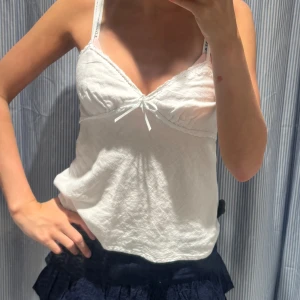 Vit linnetopp med rosett - Säljer en sommartopp från subdued, använd en gång och är jätteskön, nyköpt för 425kr o eftersom den bara är använd en gång säljer jag för 350kr, skriv vid intresse🥰 pris kan diskuteras vid snabbt köp