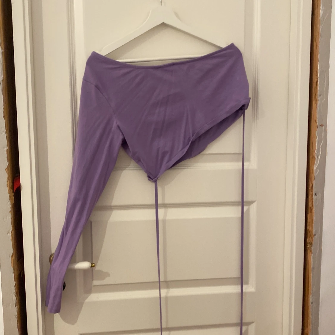 Lila oneshoulder topp från NA-KD - 1