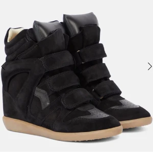 Söker isabel marant skor  - Söker isabel marant skor i storlek 37 eller 38 i svart. Kan betala max 3000kr. Dem ska vara i bra skick. Har ett par beiga i storlek 36 som jag kan sälja eller byta. 