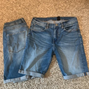 Två par blå jeansshorts med uppvik från H&M - Två par snygga blå jeansshorts från H&M med klassisk femficksmodell och uppvikta benslut. Shortsen har normal passform och är perfekta för varma dagar. Tidlös design som funkar till det mesta och ger en avslappnad look.