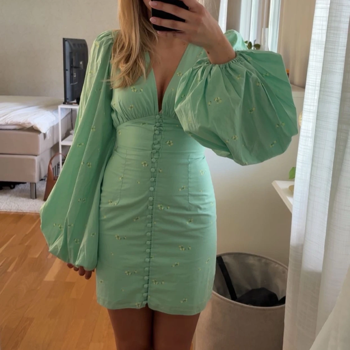 Mintgrön blommig klänning från Adoore