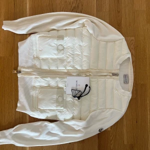 Moncler Cardigan  - Hejsan, säljer denna fläckfria Moncler dam Cardigan jackan. Size:1 Cond:10/10 ”Endast testad” möts i ”Göteborg eller fraktas” Kvitto finns!