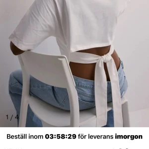 Vit omlottopp med knyt från Nelly - En vit ”open back tie tee” från Nelly 💘 som ny inte använt många gånger, om du har några frågar kom privat!! 