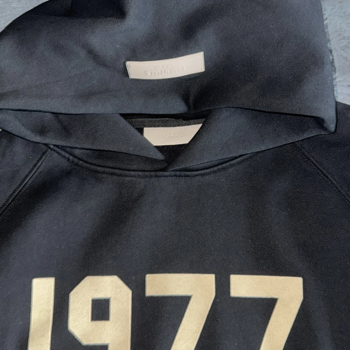 Svart Essentials 1977 hoodie - 1