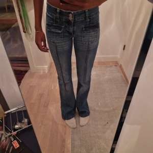 Snygga Nelly Jeans - Lågmidjade Nelly jeans, använt ett par gånger och är lite slitna längst ner där bak. Säljer då dem inte kommer till användning längre.  Storlek 34 (s/xs) Pris kan diskuteras
