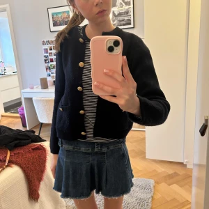 Kofta zara - Marinblå kofta med knappar från Zara i strl S🥰