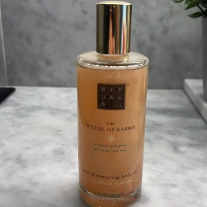 Rituals Shimmer Oil - Rituals shimmering body oil. Perfekt för att ge huden glow och lyster. Endast testad en gång, säljs för 269 kr på Rituals 🤍
