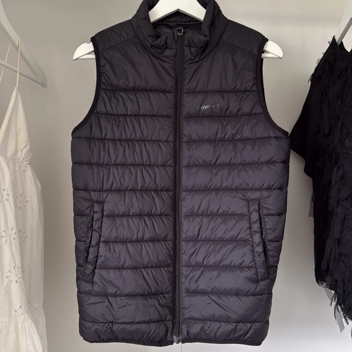 Svart dunväst från Everest