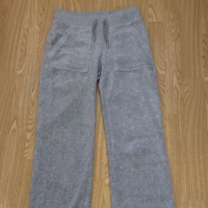 Grå mjukisbyxor med snörning - Gråa mjukisbyxor från Juicy Couture som jag säljer pågrund av att jag aldrig använder kläder från juicy längre.