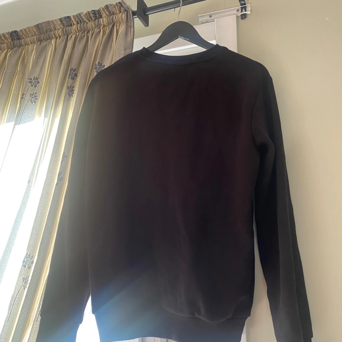 Svart sweatshirt från McKenzie - 1