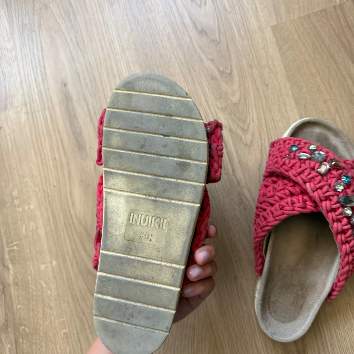 Röda sandaler från Inuikii med pärlor - 2