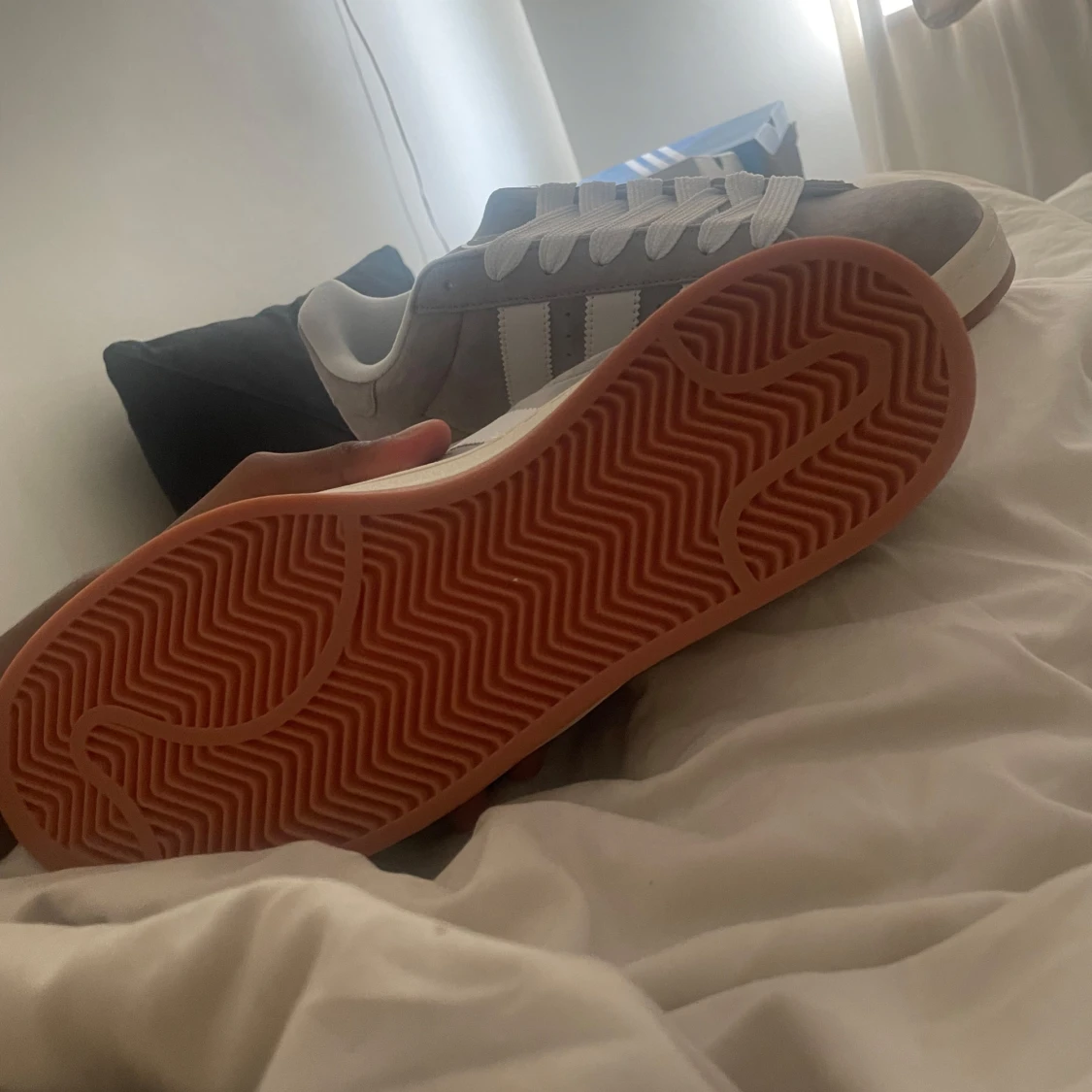 Adidas Campus grå/vita sneakers mocka - 1