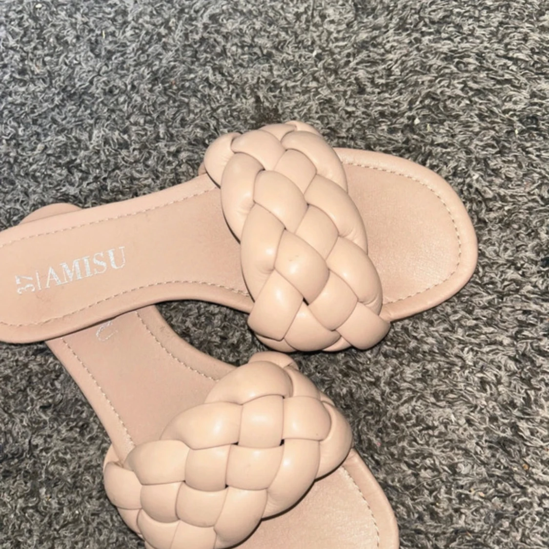 Beige flätade sandaler från Amisu - 1