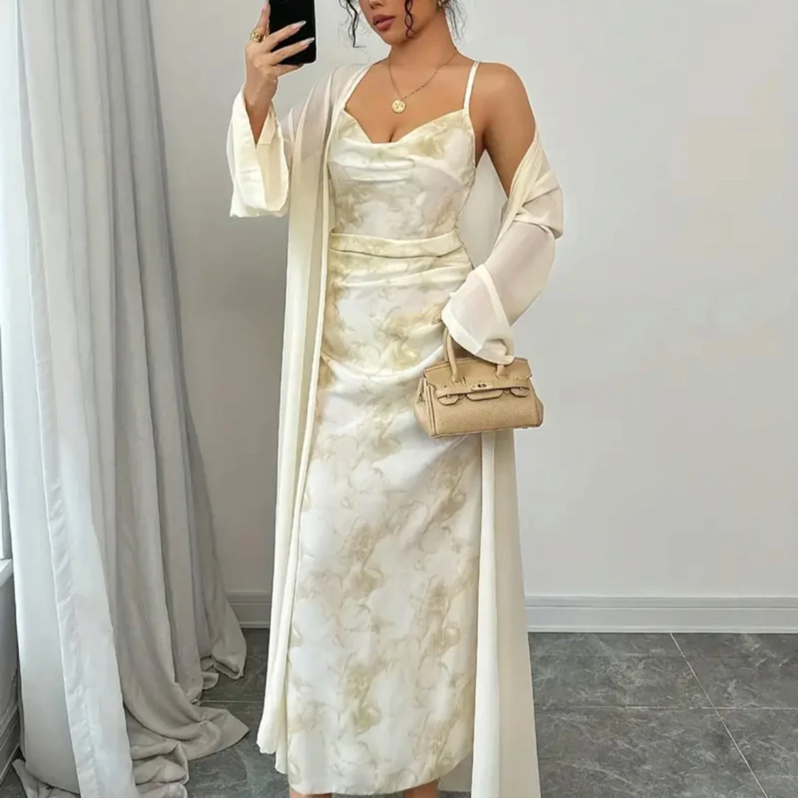 2 sett Champagnefärgad långklänning i satin med koftan  - 2