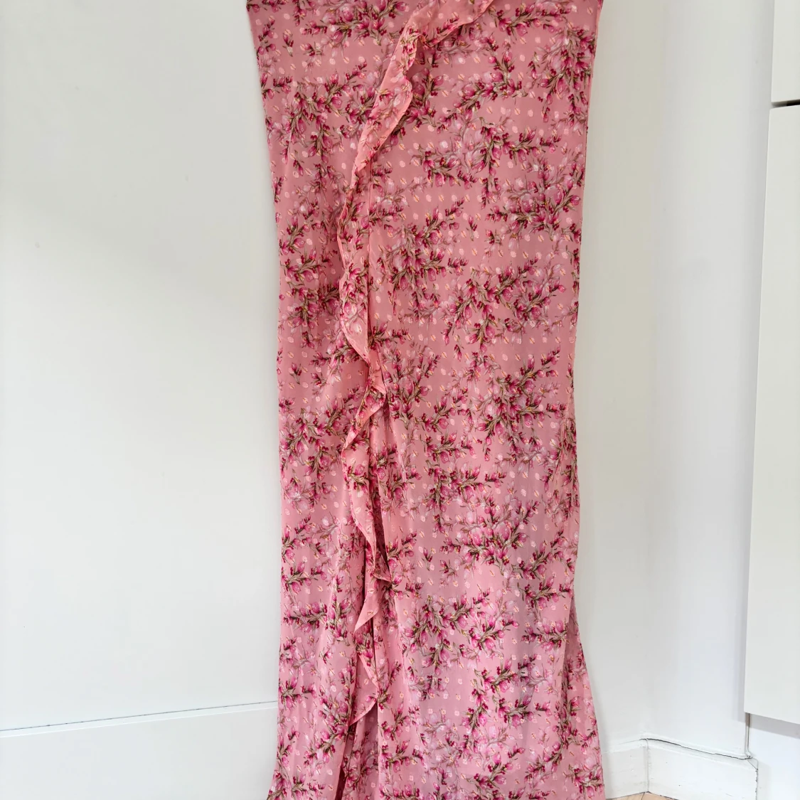 Rosa blommig kjol med volang från Neo Noir - 3