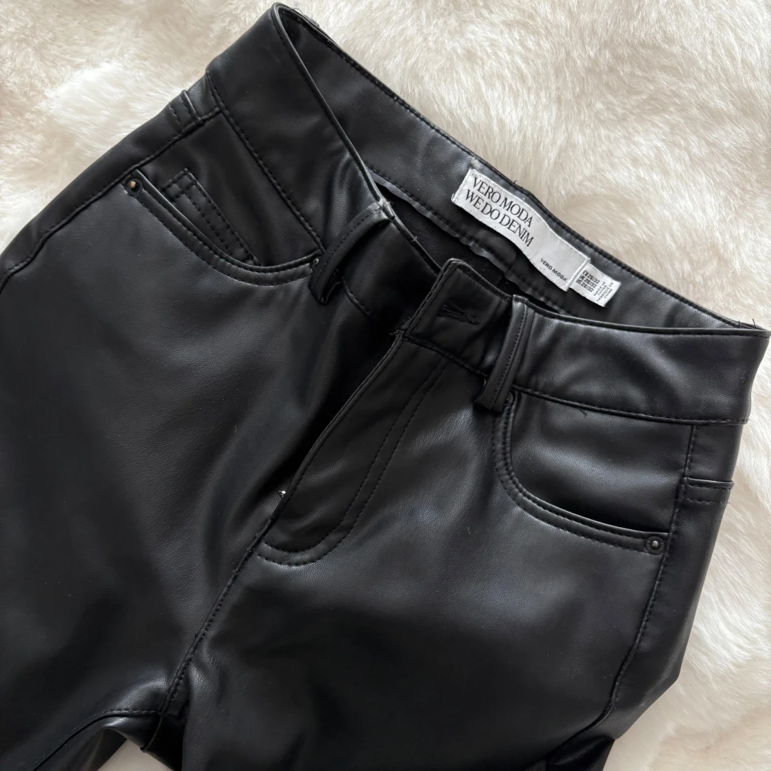 Svarta bootcut byxor i skinnlook Vero Moda - 1