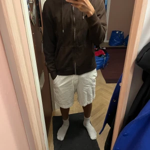 Brun hoodie  - Säljer en Brun hoodie från pull&bear. Knappt använd. Stor huva. Perfekt för sommarkvällar och hösten.