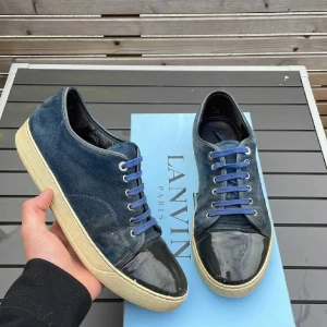 Lanvin - Lanvins! Size uk8 motsvarar 42-43! Skick 7,5/10. Ny bytta skosnören! Skorna har glansig toe box! Endast skorna ingår. Hör av dig vid minsta fundering 🤩