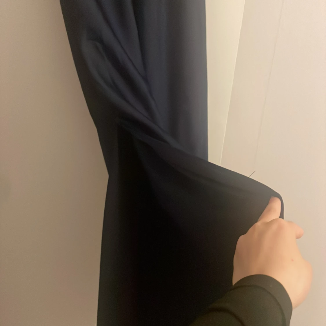 Mörkblå långklänning med puffärm - 1