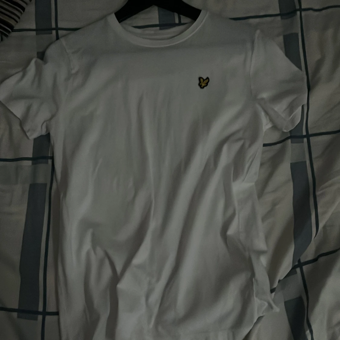 Vit t-shirt från Lyle & Scott Junior OBS köparen står för frakt