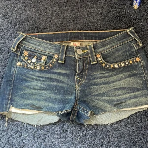 True Religion jeansshorts med nitar - Snygga jeansshorts från True Religion i mörkblå, jag har klippt shortsen själv av ett par jeans men säljer för att dom inte används