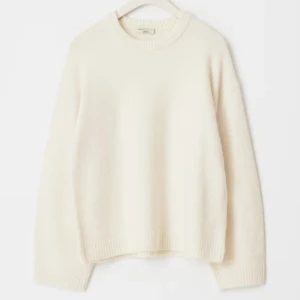 Vit stickad tröja  - Supermjuk och stilren vit stickad tröja från Gina tricot. Tröjan har rund halsringning, ribbade muddar och en relaxed passform. Perfekt för lager-på-lager och passar till allt i garderoben.