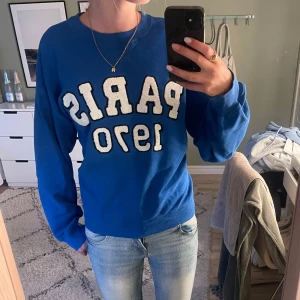 Blå tröja med tryck - Super fin blå tröja med tryck, använd fåtal gånger och är i fint skick