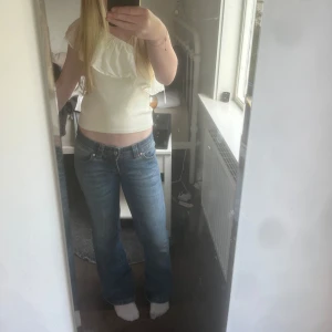 A brand jeans - Säljer ett par blå jeans med utsvängd-modell och låg midja. Jeansen har klassisk femficksdesign, lätt slitning och utsvängda ben som blir vidare nedtill. Perfekta för dig som gillar en avslappnad och trendig look. Jeansen är som nya från märket abrand som man ser på detaljen på fickan,w24 💘