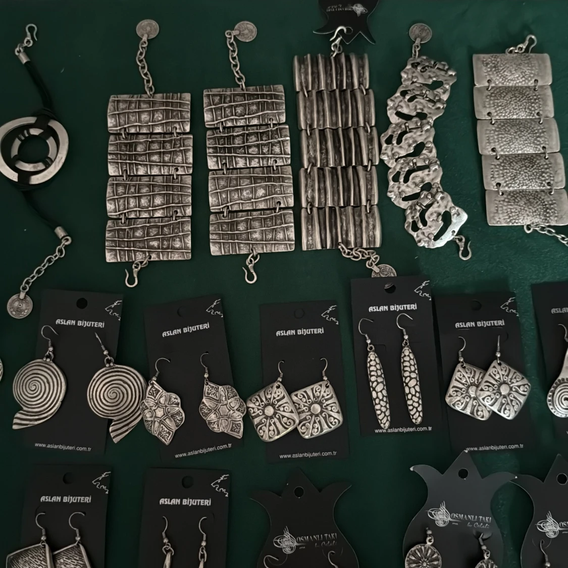 Stort set med silvriga örhängen, armband & ringar - 1