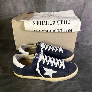Golden goose marinblåa sneakers - Mycket fint skick | Size 44  | fraktar spårbart inom 24 timmar |  för att köpa klicka ” köp nu” | vid frågor skriv ett meddelande | box och dustbag medföljer |