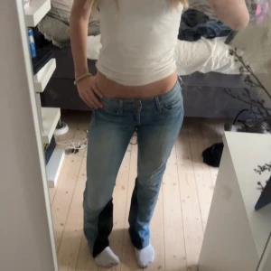 Ljusblå lågmidjade jeans - Säljer ett par ljusblå jeans med låg midja. Skinnyjeans från början som jag sytt om. Superfina och sköna!!