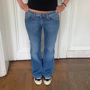 Bootcut jeans - Bootcut jeans från tommy hilfiger, midjemått: 37x2cm uppsprättade nere för att dom var förkorta 